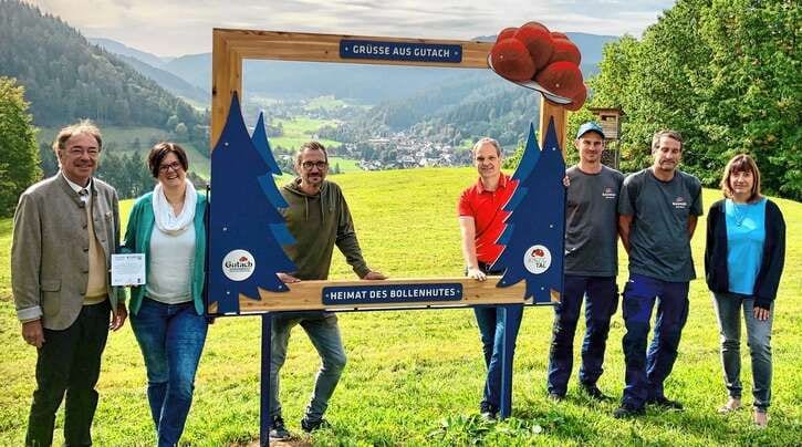 Gruppe bei der Einweihung eines großen Holz-Fotorahmens auf einer Wiese über Gutach