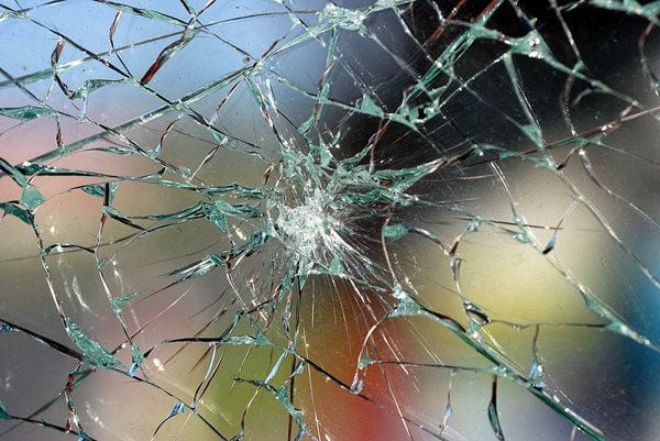 Gesprungene Glasscheibe mit Rissen