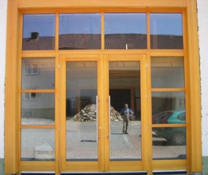 Große Holzfenster und Eingangselement einer Kindertagesstätte