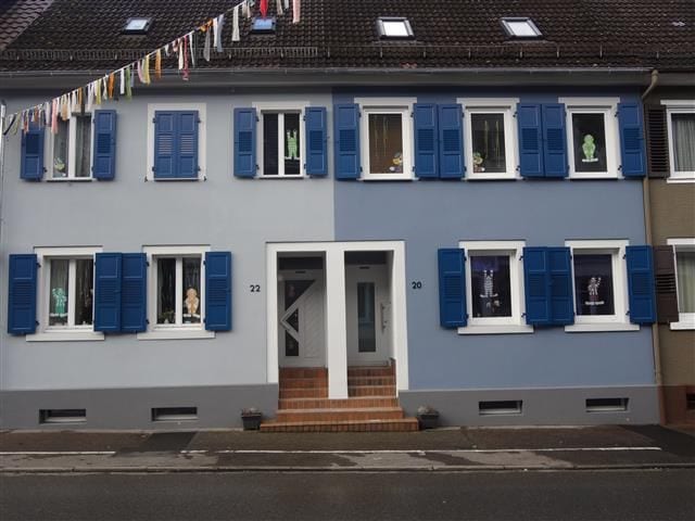 Aluminium-Klappläden und Kunststofffenster – Wohnhaus in Hornberg, ausgeführt von der Schreinerei Wöhrle
