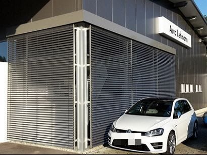Geschlossene Raffstore-Anlage an der Glasfront eines Autohauses in Gutach