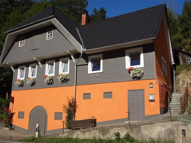 Einbau von Schallschutzfenstern – Wohnhaus an der B33 in Kinzigtal, ausgeführt von der Schreinerei Wöhrle